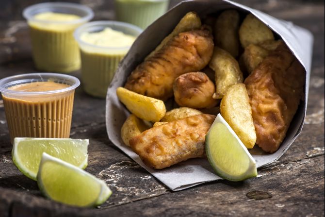 Para pegar e sair andando: fish and chips no cone (R$ 15) do Sirène , na Trajano Reis; o filé é de tilápia e o cliente escolhe o molho de acompanhamento. Para pegar e sair andando: fish and chips no cone (R$ 15) do Sirène , na Trajano Reis; o filé é de tilápia e o cliente escolhe o molho de acompanhamento.