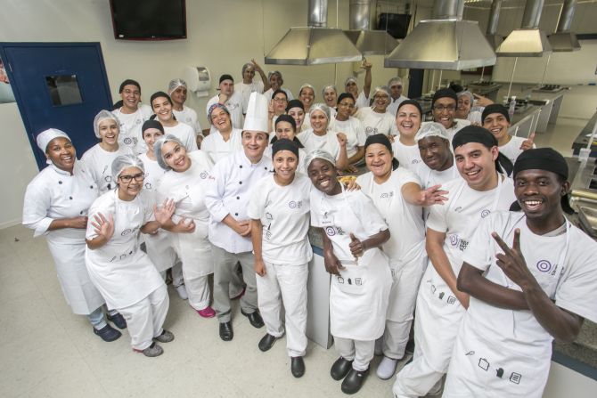 A 1ª turma do Gastromotiva Curitiba teve 37 alunos formados. Foto: Marcelo Andrade/Gazeta do Povo. A 1ª turma do Gastromotiva Curitiba teve 37 alunos formados. Foto: Marcelo Andrade/Gazeta do Povo.