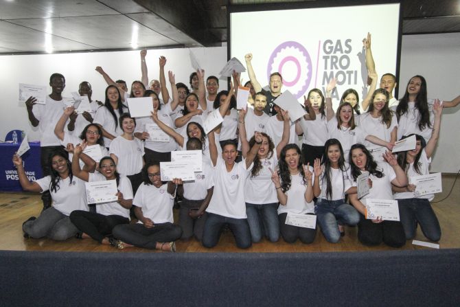 A 1ª turma da Gastromotiva Curitiba durante a cerimônia de formatura na Universidade Positivo. Foto: Rodrigo Felix Leal / Gazeta do Povo A 1ª turma da Gastromotiva Curitiba durante a cerimônia de formatura na Universidade Positivo. Foto: Rodrigo Felix Leal / Gazeta do Povo