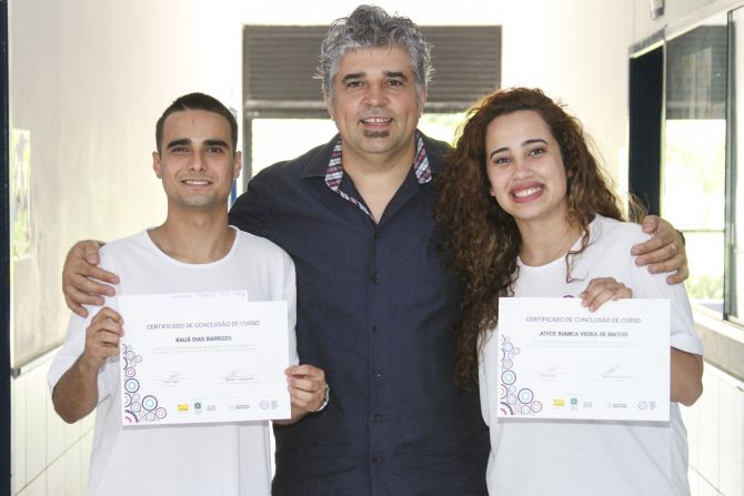 O restaurateur Délio Canabrava, da Cantina do Délio, contratou os recém-formados Kauã e Joyce. Foto: Rodrigo Felix Leal / Gazeta do Povo O restaurateur Délio Canabrava, da Cantina do Délio, contratou os recém-formados Kauã e Joyce. Foto: Rodrigo Felix Leal / Gazeta do Povo