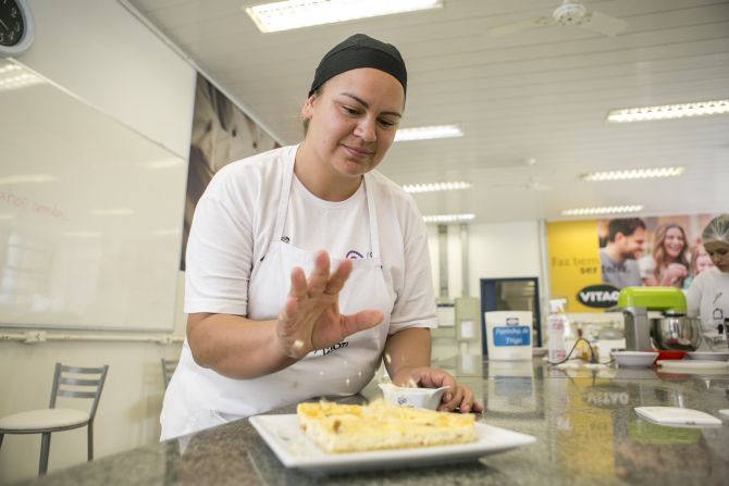 Priscila Dárata, 31, conseguiu passar no vestibular de Tecnologia em Gastronomia, da Universidade Positivo. Foto: Marcelo Andrade/Gazeta do Povo. Priscila Dárata, 31, conseguiu passar no vestibular de Tecnologia em Gastronomia, da Universidade Positivo. Foto: Marcelo Andrade/Gazeta do Povo.