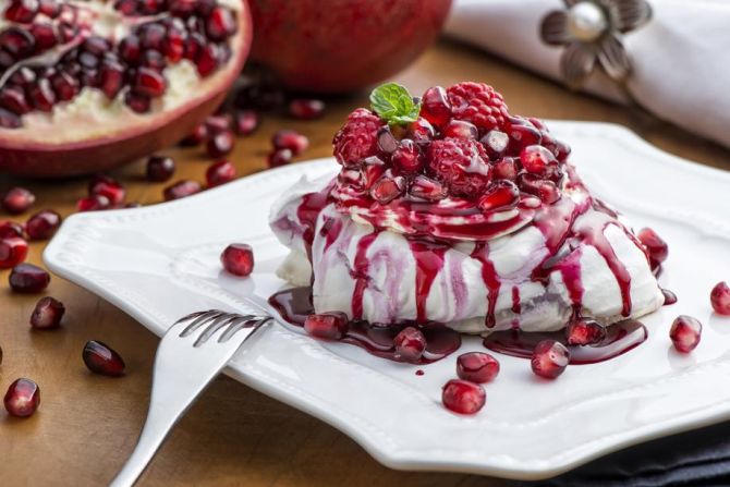 Pavlova de romã e framboesa. Foto: Letícia Akemi/Gazeta do Povo Pavlova de romã e framboesa. Foto: Letícia Akemi/Gazeta do Povo