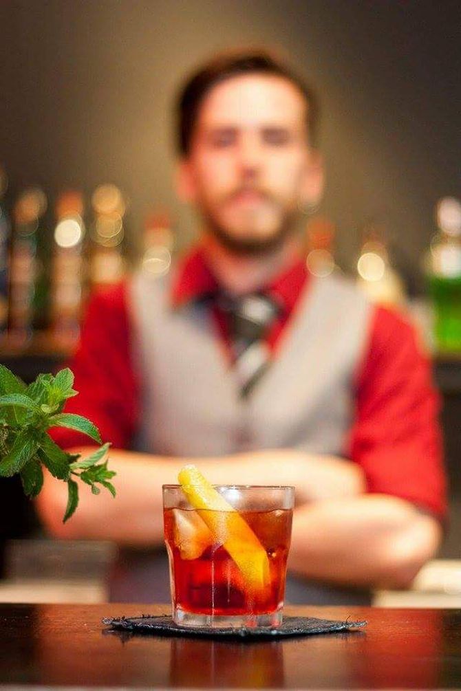 Monkey Negroni, feito de campari, vermute e cachaça de banana, por Molinski. Foto: Divulgação. Monkey Negroni, feito de campari, vermute e cachaça de banana, por Molinski. Foto: Divulgação.