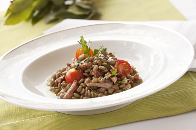 Salada de lentilha preparada pelo chef Rodrigo Cavichiolo. Foto: Alexandre Mazzo/Gazeta do Povo Salada de lentilha preparada pelo chef Rodrigo Cavichiolo. Foto: Alexandre Mazzo/Gazeta do Povo
