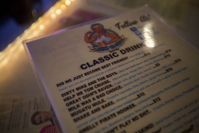 Menu de drinks do Stay Classy New York inspirados nas comédias de Will Ferrell. Foto: Michael Nagle/The New York Times. Menu de drinks do Stay Classy New York inspirados nas comédias de Will Ferrell. Foto: Michael Nagle/The New York Times.