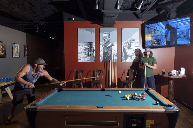 Clientes jogam sinuca no The Ringer, a bar inspirado no “Big Lebowski,”. Foto: Josh Huskin/The New York Times. Clientes jogam sinuca no The Ringer, a bar inspirado no “Big Lebowski,”. Foto: Josh Huskin/The New York Times.