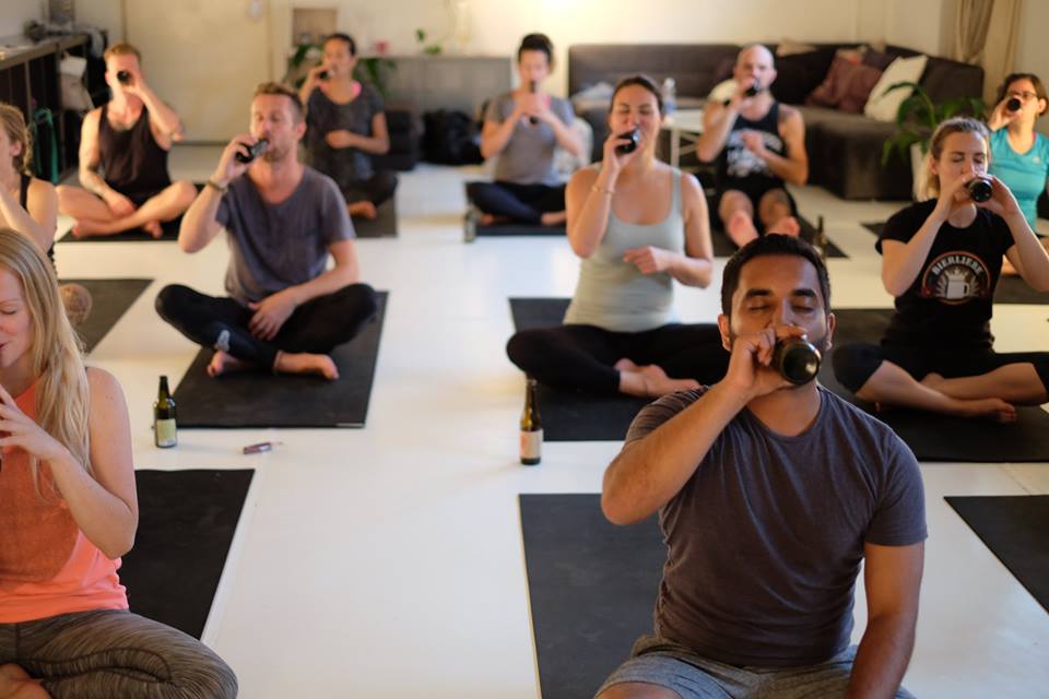Modalidade que combina cerveja e yoga pode vir para o Brasil Modalidade que combina cerveja e yoga pode vir para o Brasil