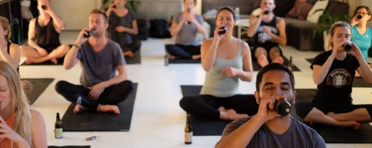 Modalidade que combina cerveja e yoga pode vir para o Brasil
