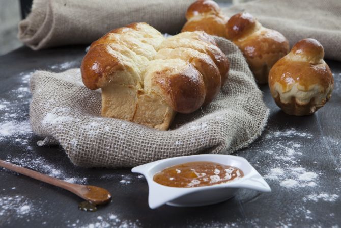 A versão Brioche Nanterre são várias bolas de massa do mesmo tamanho assadas juntas em forma de pão. Foto: André Rodrigues/Gazeta do Povo A versão Brioche Nanterre são várias bolas de massa do mesmo tamanho assadas juntas em forma de pão. Foto: André Rodrigues/Gazeta do Povo