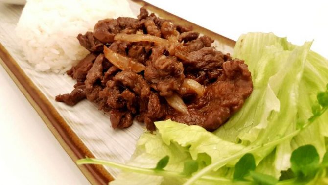 Bulgogi, tiras de carne com molho adocicado da Korean Bap. Foto: Divulgação. Bulgogi, tiras de carne com molho adocicado da Korean Bap. Foto: Divulgação.