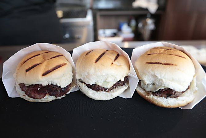 A hamburgueria Guiolla trouxe para a Ca'dore os hambúrgueres de sucesso da casa, como o de costela, vencedor do Prêmio Bom Gourmet. Foto: Albari Rosa/Gazeta do Povo. A hamburgueria Guiolla trouxe para a Ca'dore os hambúrgueres de sucesso da casa, como o de costela, vencedor do Prêmio Bom Gourmet. Foto: Albari Rosa/Gazeta do Povo.