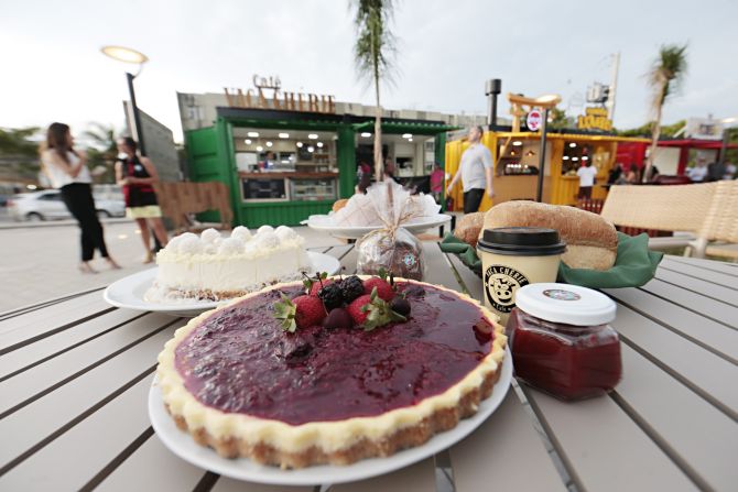 Vaca Cheri vende cafés, bolos e tortas em fatias, como a cheesecake. Foto: Albari Rosa/Gazeta do Povo. Vaca Cheri vende cafés, bolos e tortas em fatias, como a cheesecake. Foto: Albari Rosa/Gazeta do Povo.