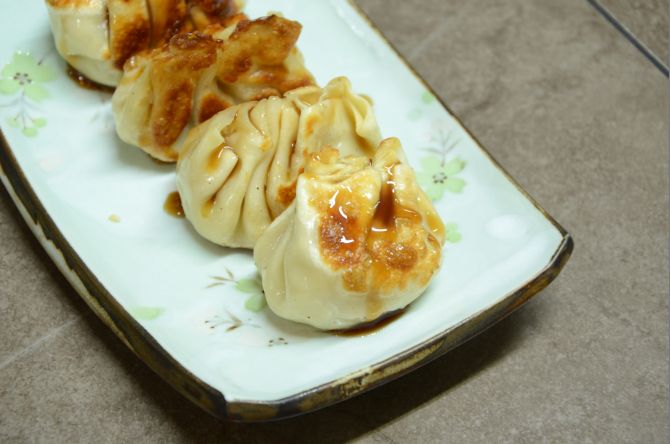 Dumplings, pasteizinhos com recheios variados, são o carro-chefe do bar. Foto: Ana Paula Guimarães/Gazeta do Povo. Dumplings, pasteizinhos com recheios variados, são o carro-chefe do bar. Foto: Ana Paula Guimarães/Gazeta do Povo.
