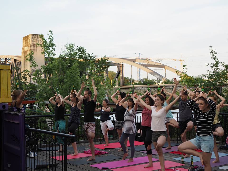 Modalidade que combina cerveja e yoga pode vir para o Brasil Modalidade que combina cerveja e yoga pode vir para o Brasil