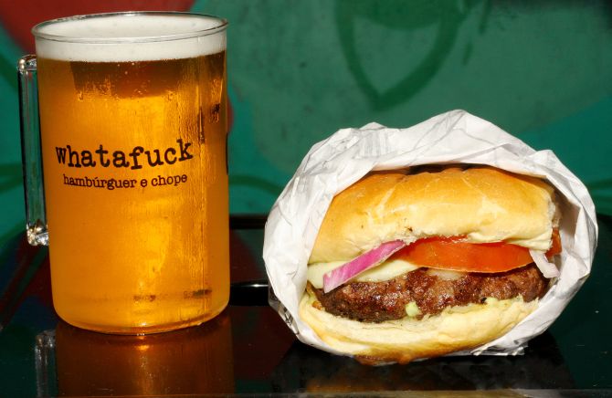 Hambúrguer de carne do Whatafuck (R$ 10): o local serve também chopes artesanais. Foto: Rodrigo Soppa/Gazeta do Povo. Hambúrguer de carne do Whatafuck (R$ 10): o local serve também chopes artesanais. Foto: Rodrigo Soppa/Gazeta do Povo.