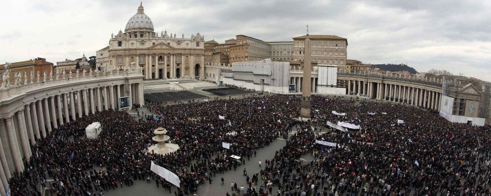 A general view of St. Peter's Square as newly elected Pope Francis appears at the window of his future private apartment to bless the faithful, during the Sunday Angelus prayer at the Vatican March 17, 2013. 
REUTERS/Alessandro Bianchi (VATICAN - Tags: RELIGION)