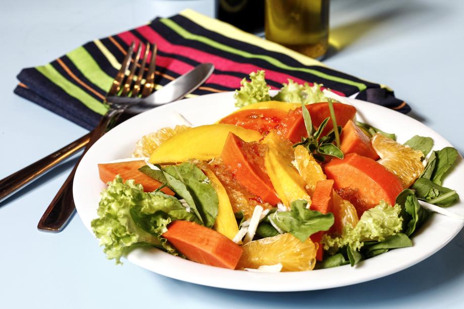Ensalada Tropical, que leva palmito, manga, mamão, laranja, rúcula, agrião, molho de geleia de dedo de moça e castanha de caju (R$ 20). Foto: André Rodrigues. Ensalada Tropical, que leva palmito, manga, mamão, laranja, rúcula, agrião, molho de geleia de dedo de moça e castanha de caju (R$ 20). Foto: André Rodrigues.