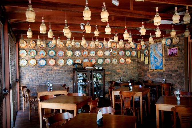 Ambiente rústico e comida caseira são os traços distintivos da Cantina do Délio. Foto: Divulgação. Ambiente rústico e comida caseira são os traços distintivos da Cantina do Délio. Foto: Divulgação.