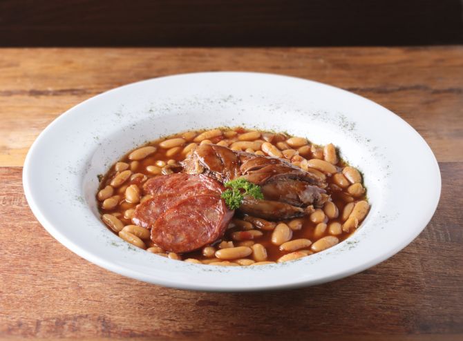 Cassoulet (R$ 89), feijões brancos, confit de pato e paio, especialidade do Sudoeste da França. Foto: Divulgação.
Cassoulet (R$ 89), feijões brancos, confit de pato e paio, especialidade do Sudoeste da França. Foto: Divulgação.