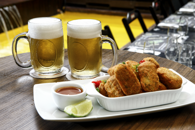 Chope mais porção de bolinhos de bacalhau para dividir com um amigo. A combinação pode sair por R$ 25 por pessoa, já com double de chope. Foto: Andre Rodrigues Chope mais porção de bolinhos de bacalhau para dividir com um amigo. A combinação pode sair por R$ 25 por pessoa, já com double de chope. Foto: Andre Rodrigues