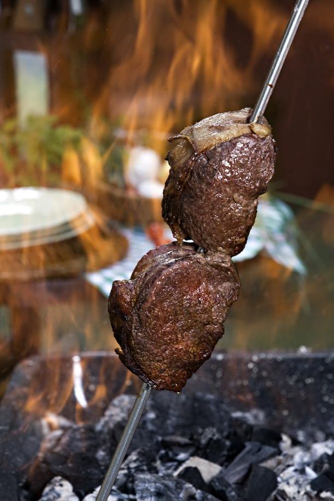Desde a escolha da carne e do carvão até o corte certo na hora de servir. Fazer churrasco é uma arte. Foto: Alexandre Mazzo.