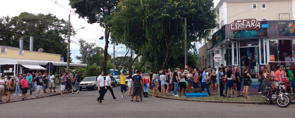 Às 15 horas, a fila no Estofaria Bar já dobrava a esquina. Foto: Andrea Torrente/Gazeta do Povo.