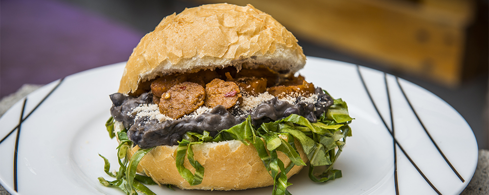 Feijoada no pão é uma das estrelas do festival vegano. Fotos: Letícia Akemi/Gazeta do Povo