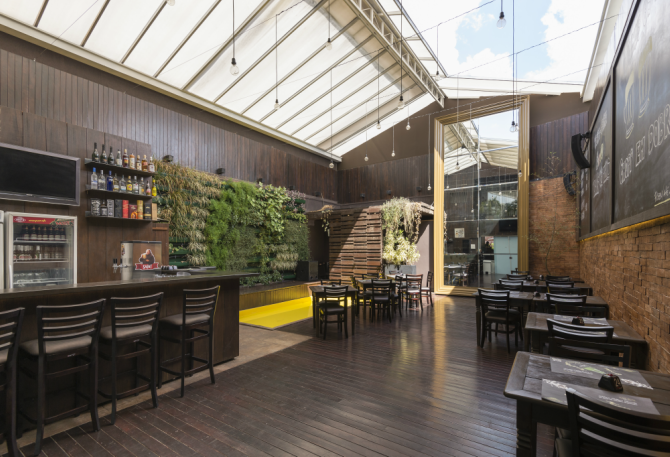 Teto retrátil permite ter um Happy Hour ao ar livre na Adega Muf's, sem se preocupar com a chuva. Foto: Fernando Zequinão / Gazeta do Povo Teto retrátil permite ter um Happy Hour ao ar livre na Adega Muf's, sem se preocupar com a chuva. Foto: Fernando Zequinão / Gazeta do Povo