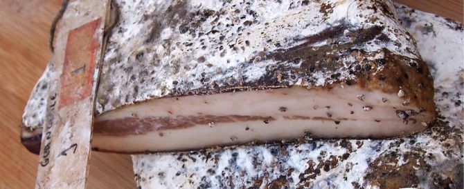 Guanciale, produzido com a bochecha do porco raça Moura, é servido na mesa dos antepastos. Foto: Divulgação. Guanciale, produzido com a bochecha do porco raça Moura, é servido na mesa dos antepastos. Foto: Divulgação.