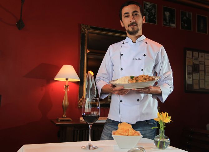 O chef Gustavo Alves assina o cardápio do L'Epicerie. Foto: Ivonaldo Alexandre/Gazeta do Povo. O chef Gustavo Alves assina o cardápio do L'Epicerie. Foto: Ivonaldo Alexandre/Gazeta do Povo.