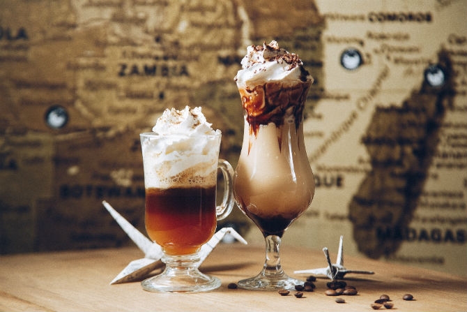 Irish Coffee e Coffee Shake, duas opções que participam da promoção do double de café. Foto: Divulgação. Irish Coffee e Coffee Shake, duas opções que participam da promoção do double de café. Foto: Divulgação.