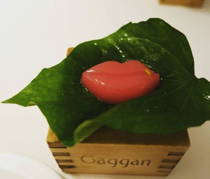 Um "beijo de boas-vindas" era o primeiro prato servido no menu de 2016 no Gaggan, restaurante do chef indiano Gaggan Anand em Bangkok, na Tailândia. Foto: Reprodução/Instagram Um "beijo de boas-vindas" era o primeiro prato servido no menu de 2016 no Gaggan, restaurante do chef indiano Gaggan Anand em Bangkok, na Tailândia. Foto: Reprodução/Instagram