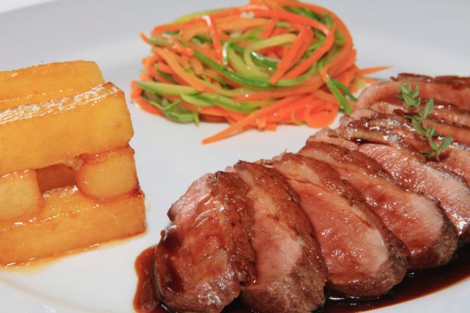 Magret de pato com julienne de legumes e torre de maçã caramelizada é um clássico da casa. Foto: Divulgação. Magret de pato com julienne de legumes e torre de maçã caramelizada é um clássico da casa. Foto: Divulgação.