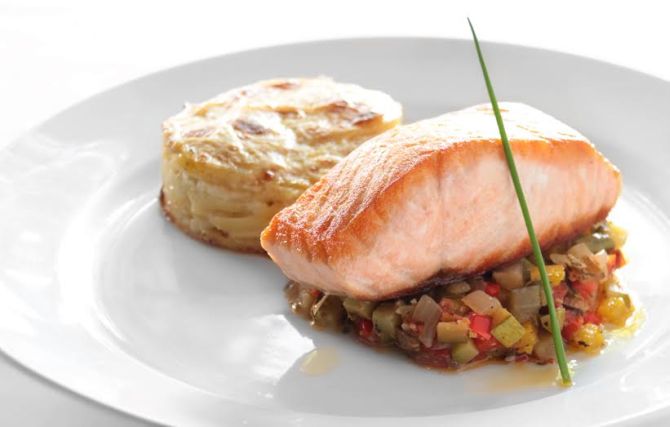 Salmão grelhado: o azeite de limão siciliano, ratatouille e batata dauphinois gratinada (R$ 78). Foto: Divulgação. Salmão grelhado: o azeite de limão siciliano, ratatouille e batata dauphinois gratinada (R$ 78). Foto: Divulgação.