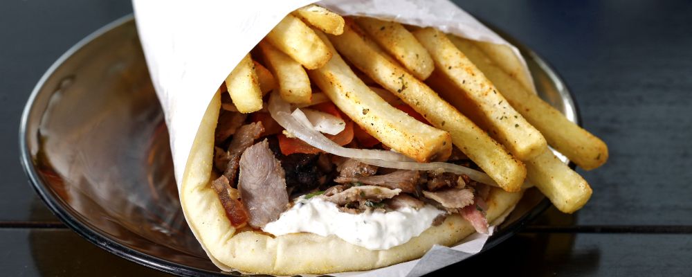 Sanduíche de churrasco grego no bar do Mauro, no bairro do Boa Vista, em Curitiba.  Foto: André Rodrigues / Gazeta do Povo