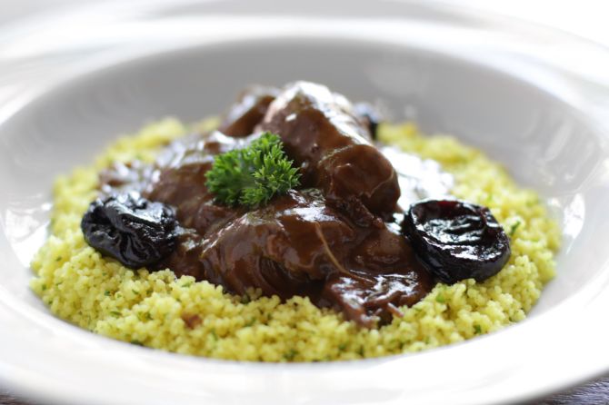 Tagine de cordeiro, prato marroquino que é novidade: pernil de cordeiro cozido lentamente em molho de especiairias e mel, ameixas, amêndoas e cuscuz. Foto: Divulgação. Tagine de cordeiro, prato marroquino que é novidade: pernil de cordeiro cozido lentamente em molho de especiairias e mel, ameixas, amêndoas e cuscuz. Foto: Divulgação.
