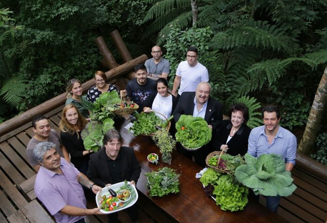 O prefeito Rafael Greca e a primeira-dama Margarita com os chefs participantes das comemorações do aniversário de Curitiba. Foto: Divulgação O prefeito Rafael Greca e a primeira-dama Margarita com os chefs participantes das comemorações do aniversário de Curitiba. Foto: Divulgação