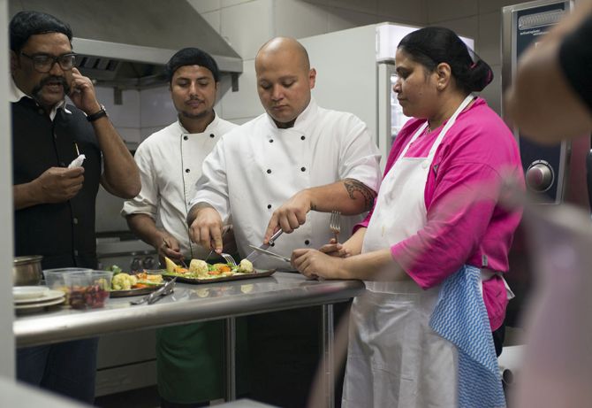 Equipe do Samosa & Company prova um dos pratos que Jacquin propõe para o novo cardápio do restaurante indianos. Foto: Carlos Reinis/Divulgação Equipe do Samosa & Company prova um dos pratos que Jacquin propõe para o novo cardápio do restaurante indianos. Foto: Carlos Reinis/Divulgação