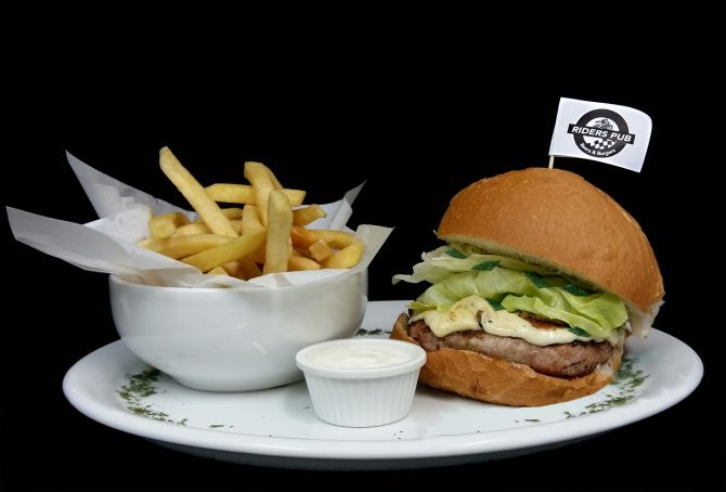 Hambúrguer de javali do Riders Pub. Foto: Divulgação. Hambúrguer de javali do Riders Pub. Foto: Divulgação.