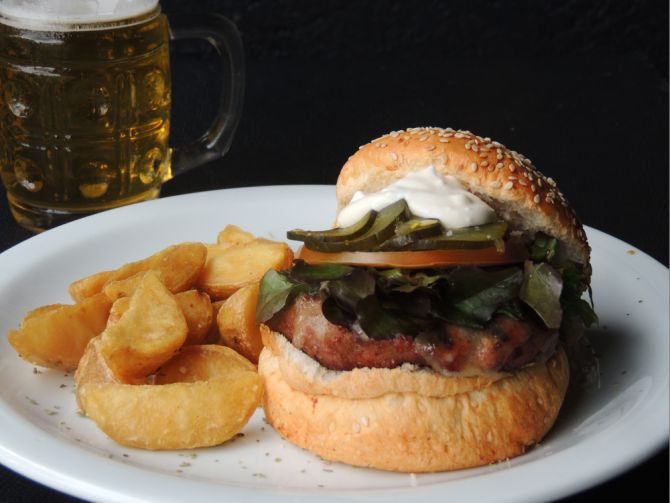 Hamburguer de javali do Cidadão do Mundo. Foto: Divulgação. Hamburguer de javali do Cidadão do Mundo. Foto: Divulgação.