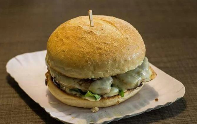 Hamburguer de javali do Savana Truck. Foto: Divulgação. Hamburguer de javali do Savana Truck. Foto: Divulgação.