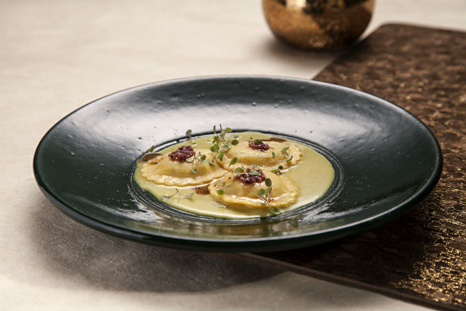 Ravióli de camarão com molho de curry e maçã verde do La Varenne – o ácido da fruta e o perfume do curry se complementam. Foto: Alexandre Mazzo. Ravióli de camarão com molho de curry e maçã verde do La Varenne – o ácido da fruta e o perfume do curry se complementam. Foto: Alexandre Mazzo.