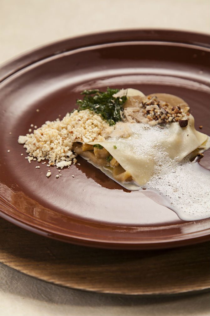 Massa aberta recheada com caju temperado com cumaru e purê de pupunha que acompanha da chef Manu Buffara. Foto: Alexandre Mazzo. Massa aberta recheada com caju temperado com cumaru e purê de pupunha que acompanha da chef Manu Buffara. Foto: Alexandre Mazzo.