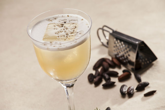 Drink que leva cachaça de banana e lascas de cumaru, do bartender do Nou Nikkei Cuisine, Gabriel Bueno. Foto: Alexandre Mazzo. Drink que leva cachaça de banana e lascas de cumaru, do bartender do Nou Nikkei Cuisine, Gabriel Bueno. Foto: Alexandre Mazzo.