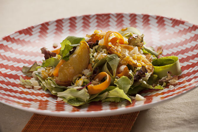 Para dar um toque diferente em saladas, carnes brancas e peixes, aposte no azeite de especiarias – o da chef Kika Marder leva curry, cominho, açafrão, páprica, pimenta e gengibre. Foto: Alexandre Mazzo. Para dar um toque diferente em saladas, carnes brancas e peixes, aposte no azeite de especiarias – o da chef Kika Marder leva curry, cominho, açafrão, páprica, pimenta e gengibre. Foto: Alexandre Mazzo.