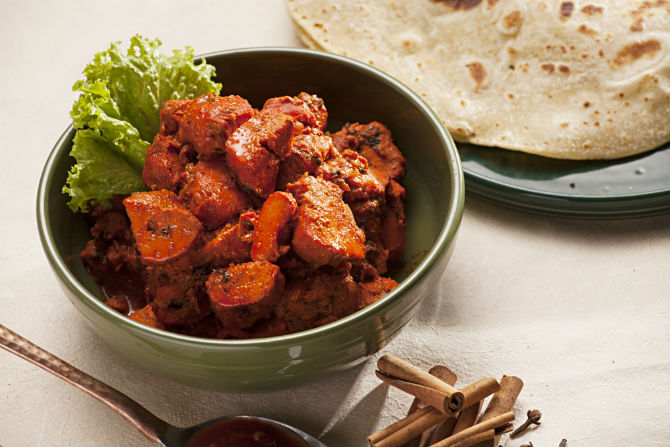 Chicken Tikka Masala, do Swadshit, é um prato clássico que leva frango em cubos com tempero condimentado – originalmente é preparado no forno indiano tandoor, mas em casa pode ser feito em forma de espetinhos. Foto: Alexandre Mazzo. Chicken Tikka Masala, do Swadshit, é um prato clássico que leva frango em cubos com tempero condimentado – originalmente é preparado no forno indiano tandoor, mas em casa pode ser feito em forma de espetinhos. Foto: Alexandre Mazzo.