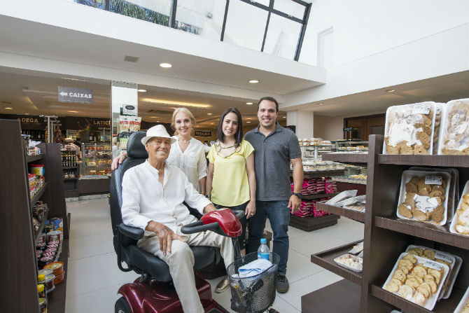 Seu Nelson, Cristine, Camila e Rodrigo no Empório Kaminski. Foto: Letícia Akemi. Seu Nelson, Cristine, Camila e Rodrigo no Empório Kaminski. Foto: Letícia Akemi.