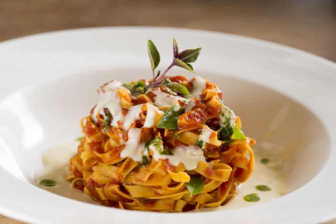 Tagliatelle ao pomodoro com fonduta de queijos e pesto do La Pasta Gialla. Foto: Divulgação Tagliatelle ao pomodoro com fonduta de queijos e pesto do La Pasta Gialla. Foto: Divulgação