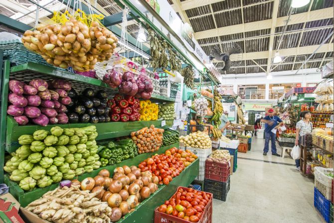 As 41 bancas de hortifruti ficam no primeiro andar do Mercado Municipal. Foto: Letícia Akemi/Gazeta do Povo As 41 bancas de hortifruti ficam no primeiro andar do Mercado Municipal. Foto: Letícia Akemi/Gazeta do Povo