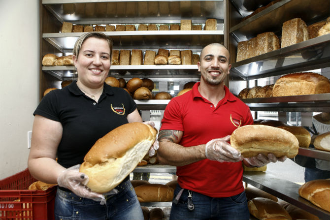 Thaylline e Rudinei com o pão caseirão. Foto: Divulgação. Thaylline e Rudinei com o pão caseirão. Foto: Divulgação.